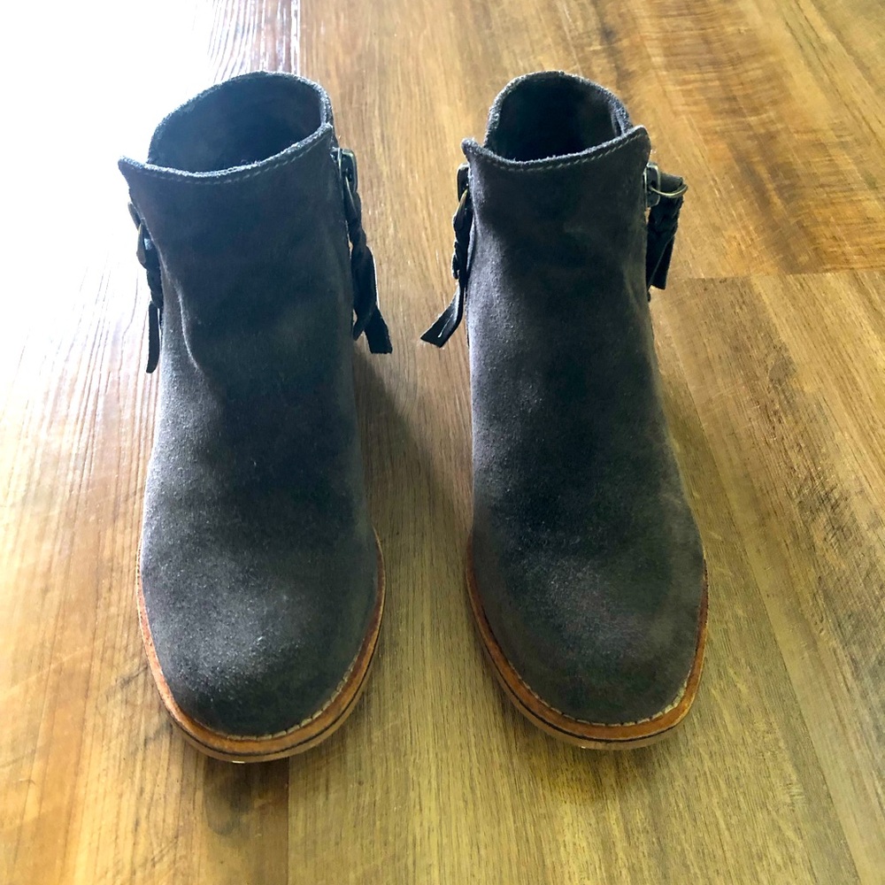 EUC Dolce Vita Sutton Ankle Bootie W/Dual Side Zipper Anthracite Suede  SZ 6.5M